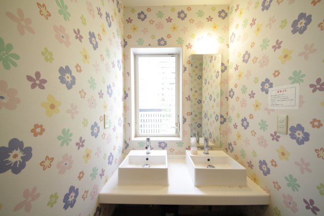 洗面設備　女性には嬉しいウォシュレット付きトイレ。