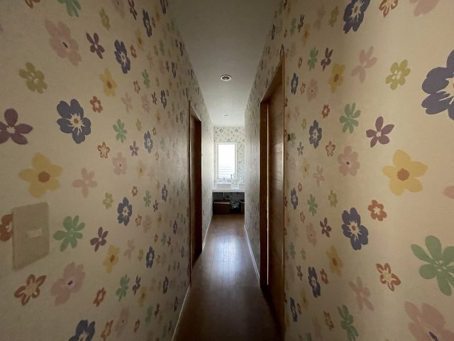 その他共有部分　可愛らしい花柄デザインの壁紙。