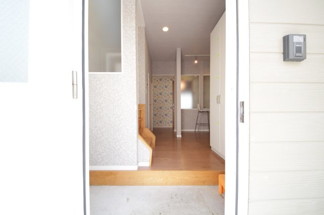 玄関　玄関はパスワード式の電子錠。オートロック式です。