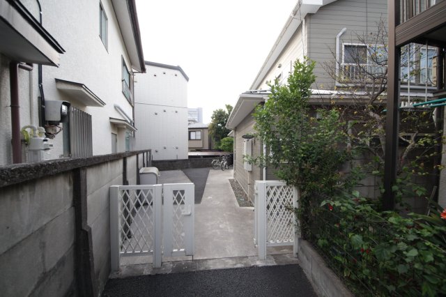 エントランス　長いエントランス。自転車置場や敷地内にゴミの集積所があるので