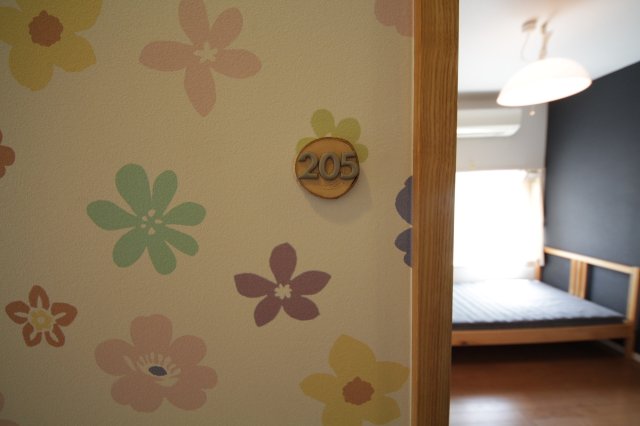 その他　個室１０１号室：ベッド、マットレス、エアコン、カーテンを完備