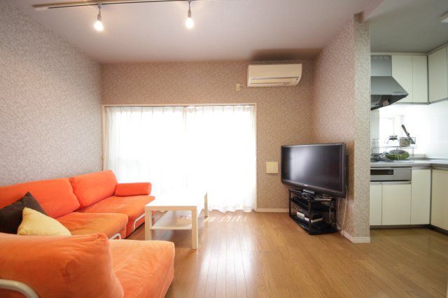 居室・リビング　清潔感ある広々としたリビングで、人もペットも快適なシェア生活