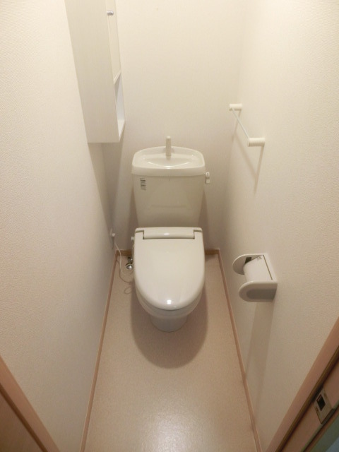 トイレ　収納付の清潔感があるトイレですよ。