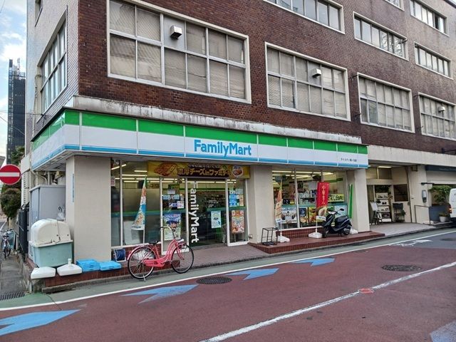 コンビニ　ファミリーマート（コンビニ）まで450m