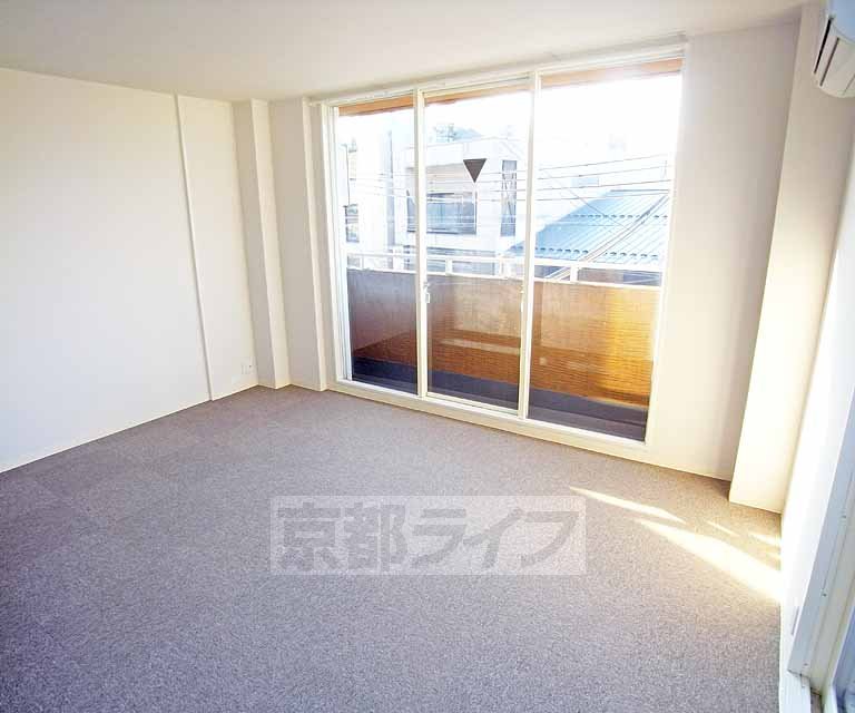 居室・リビング　１３帖の広々とした洋室です。