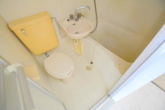 バス・シャワールーム　お風呂・トイレが一緒だとお部屋が広く使えますね。