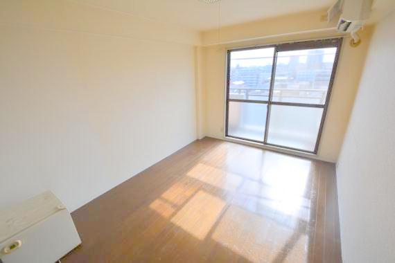 居室・リビング　白を基調とした内装でおしゃれで、落ち着ける空間です。