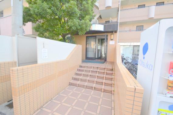 エントランス　オシャレなエントランスは安心のオートロック付きです。