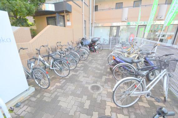 駐車場　敷地内には入居者専用の駐輪スペースもあります。