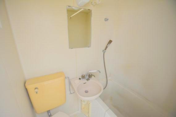 洗面設備　洗面台はバスルーム内です。