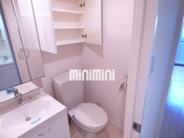 トイレ　棚がたくさん