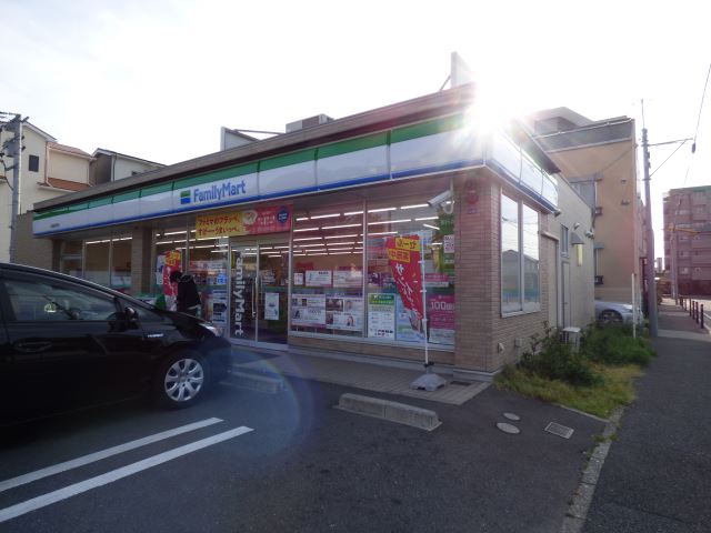 コンビニ　ファミリーマート（コンビニ）まで530m