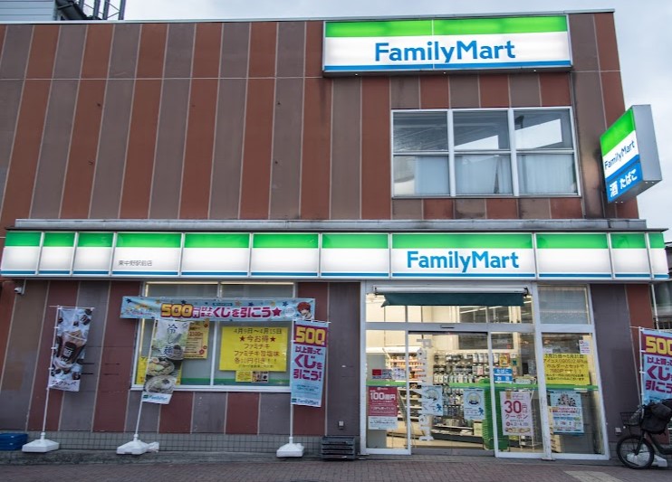 コンビニ　ファミリーマート 東中野駅前店（コンビニ）まで63m