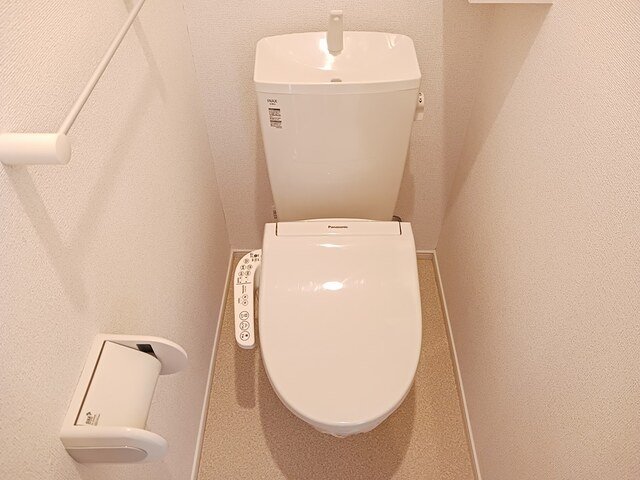 トイレ　落ち着いた色調のトイレです