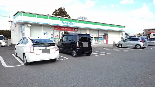 コンビニ　ファミリーマート（コンビニ）まで270m