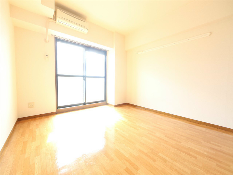 その他設備　洋室8.7帖　エアコン完備　南面バルコニー