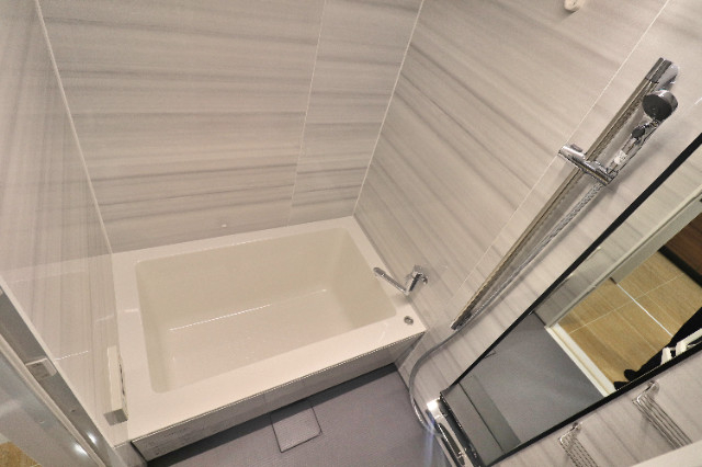 バス・シャワールーム　大きな鏡付きバスルーム！