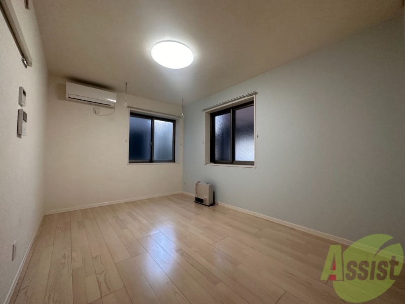 居室・リビング　８帖の洋室です、２面採光です。