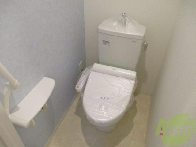 トイレ　ウォシュレット付きになり、手すりもついております