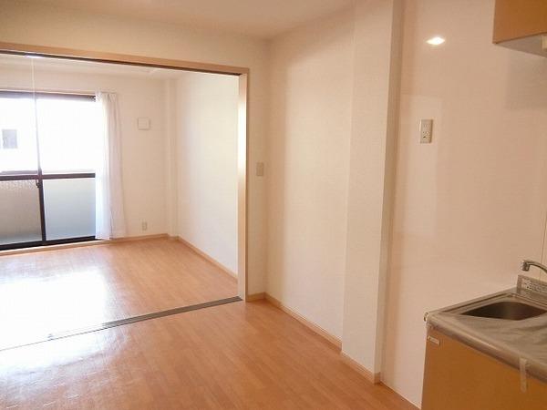 居室・リビング　広々と使えるダイニングキッチン！