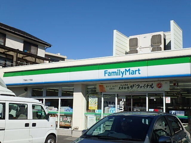 コンビニ　ファミリーマートあすまや与野本町駅前店（コンビニ）まで94m