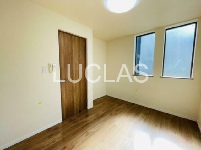 居室・リビング　木目調の床と白の壁紙で暖かみのある居室♪