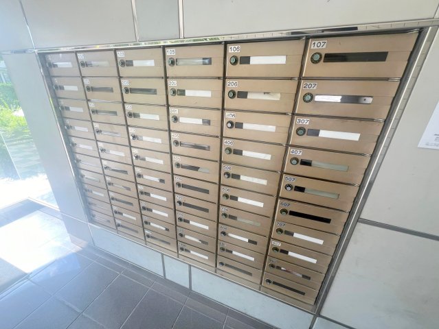 ロビー　ロビーにある各部屋毎のメールボックス。