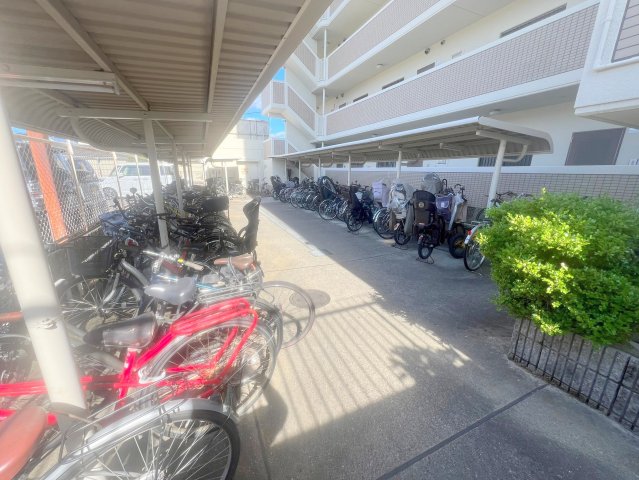 駐車場　敷地内には入居者専用の駐輪スペースもあります。