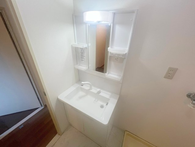 洗面設備　身支度が出来る独立洗面台です。