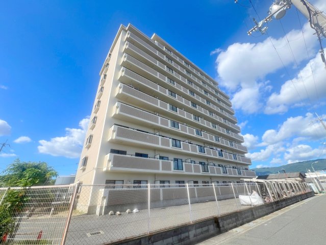 建物外観　存在感のある外観は落ちついた色合いで、堂々としていますね。