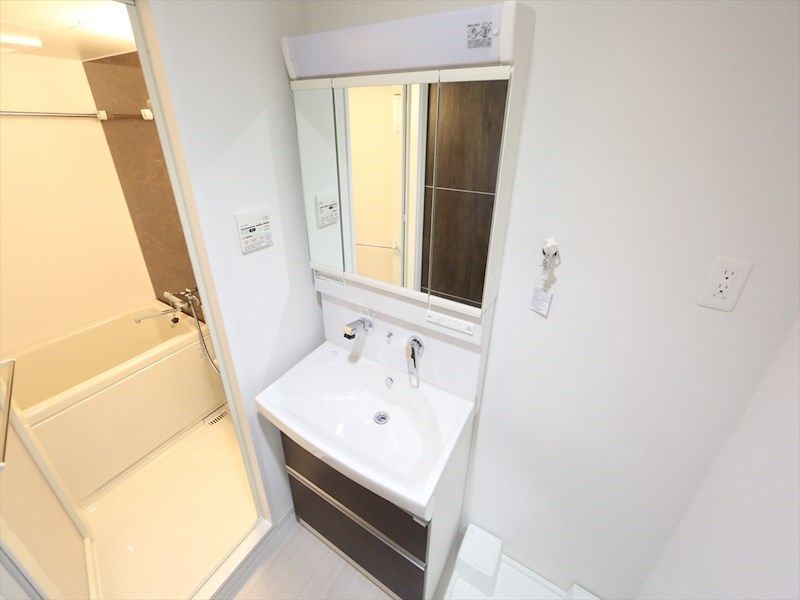 洗面設備　脱衣所　独立洗面台（シャンプードレッサー付）収納スペース有