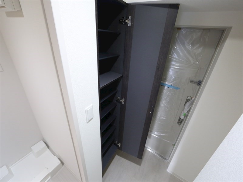 玄関　玄関　シューズボックス　姿見鏡付き（収納充実してます）