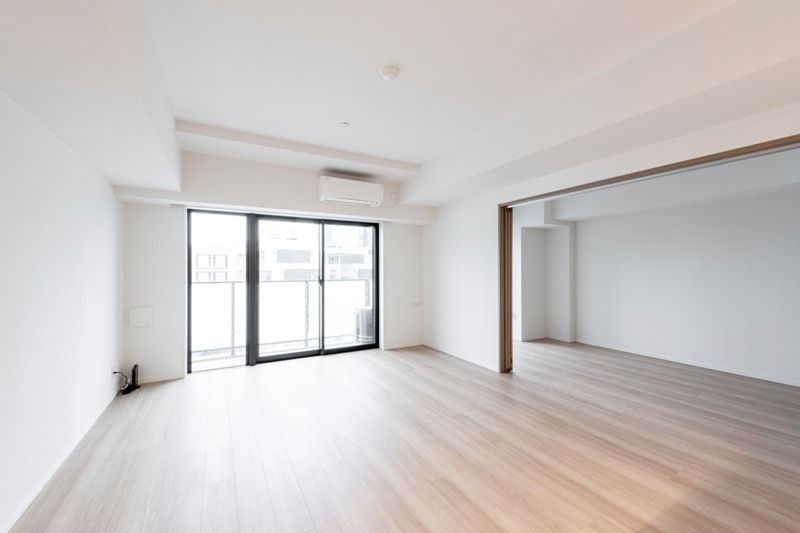 居室・リビング　■←LDK11.2畳→洋室4.7畳■ピクチャーレール