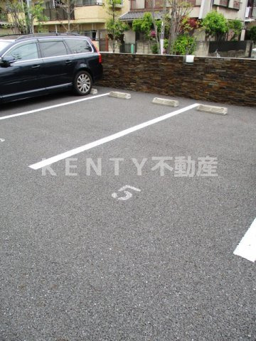 駐車場　駐車場に車を止められます