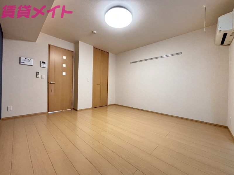 居室・リビング　反転タイプ参考写真