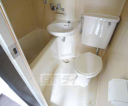 バス・シャワールーム　一般的なユニットバスです。