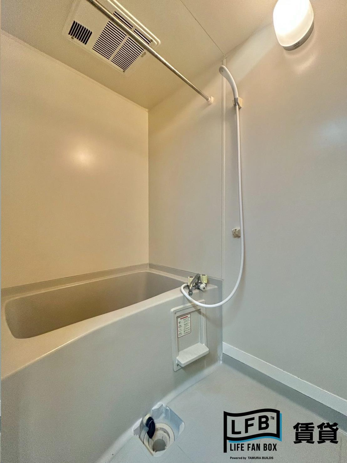 バス・シャワールーム　※同間取り202号室の室内写真です。壁紙や床の色、仕様が異な