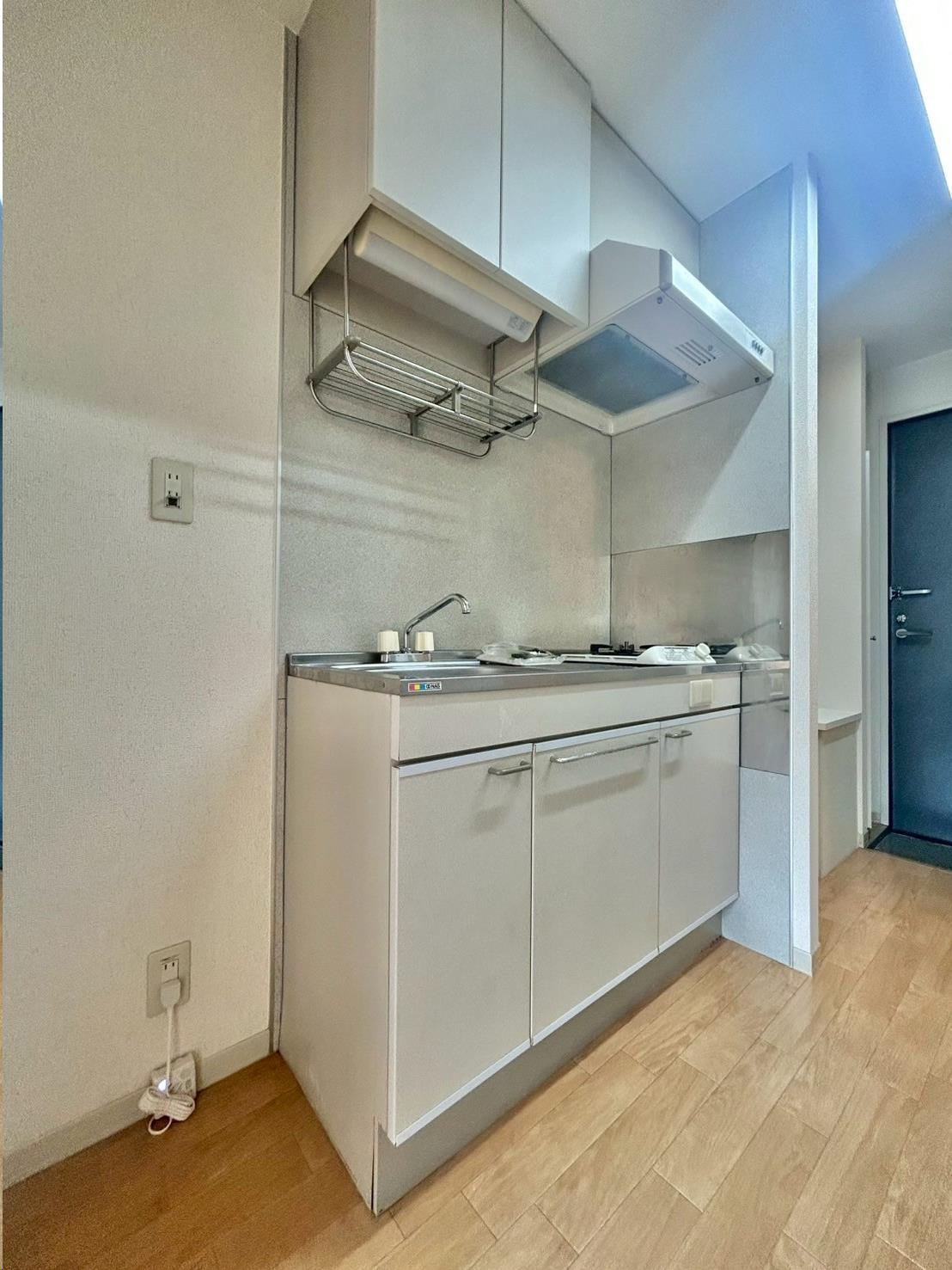 洗面設備　※同間取り202号室の室内写真です。壁紙や床の色、仕様が異な