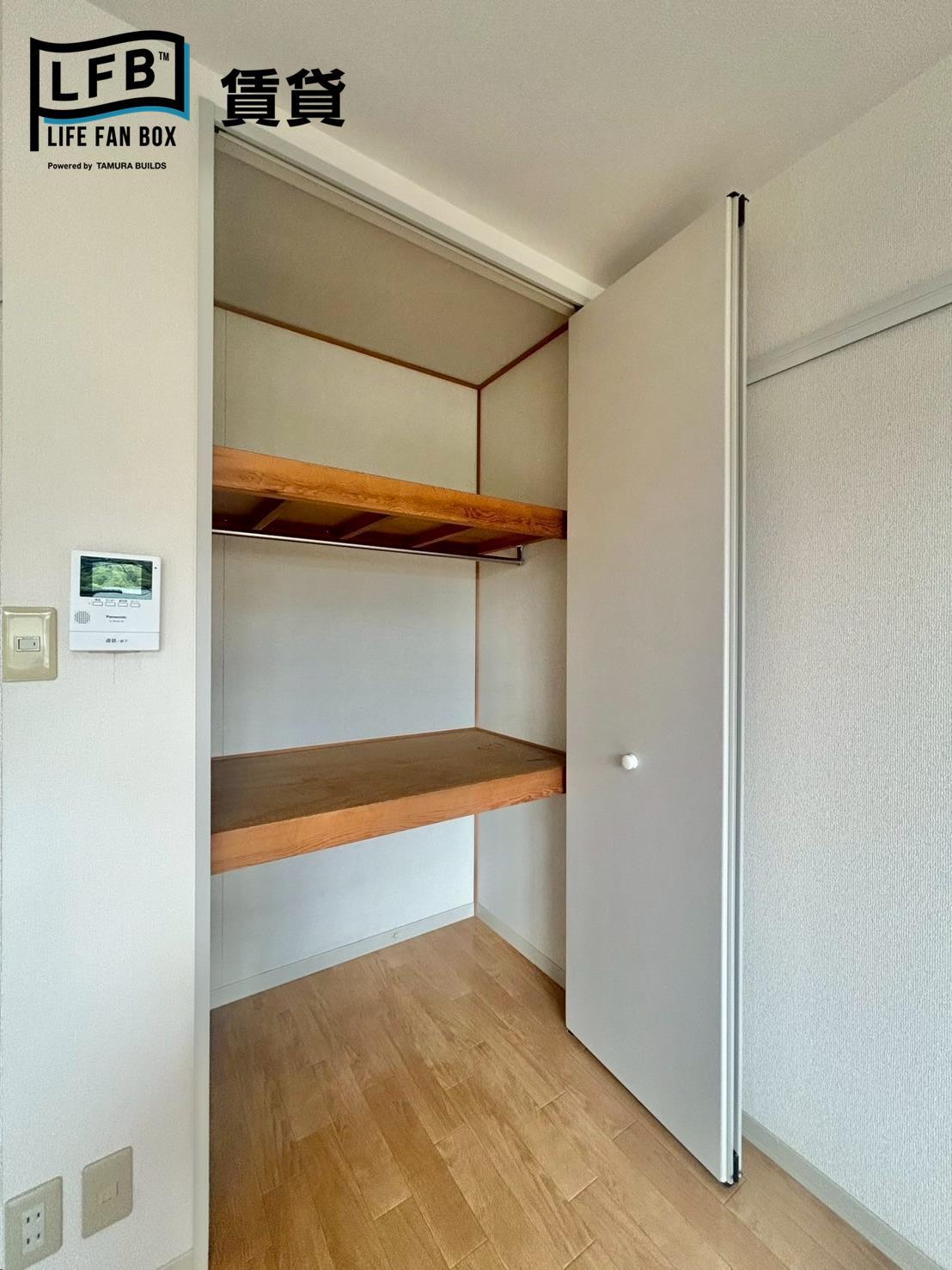 収納　※同間取り202号室の室内写真です。壁紙や床の色、仕様が異な