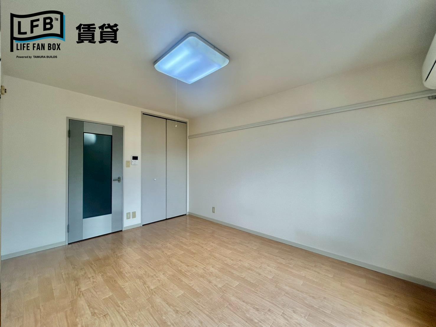 居室・リビング　※同間取り202号室の室内写真です。壁紙や床の色、仕様が異な