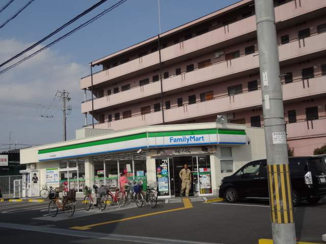 コンビニ　ファミリーマート（コンビニ）まで1047m