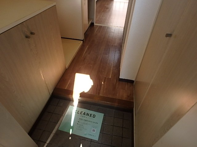 玄関　別部屋参考写真となります。