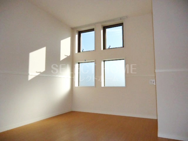 その他部屋・スペース　落ち着いた色調の寝室です