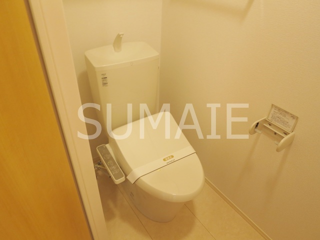 トイレ　温水洗浄便座。