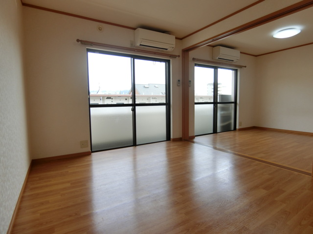 居室・リビング　南向きで日当たりの良いお部屋です