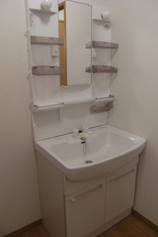 洗面設備　身支度に便利な独立洗面台