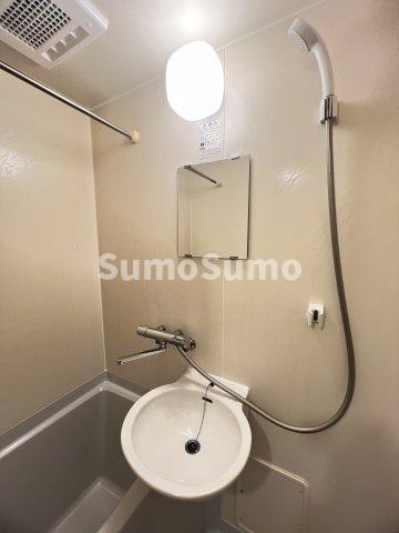 洗面設備　明るい洗面所です