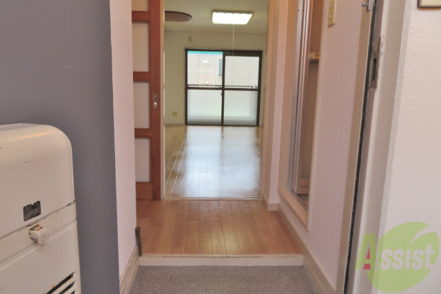 玄関　靴置きとかを置くと少し狭いかもしれませんね