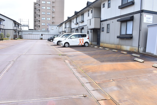 駐車場　駐車場は消雪つきです。
