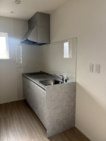 キッチン　※写真は101号室です。 ※相違する場合は現況を優先いたしま